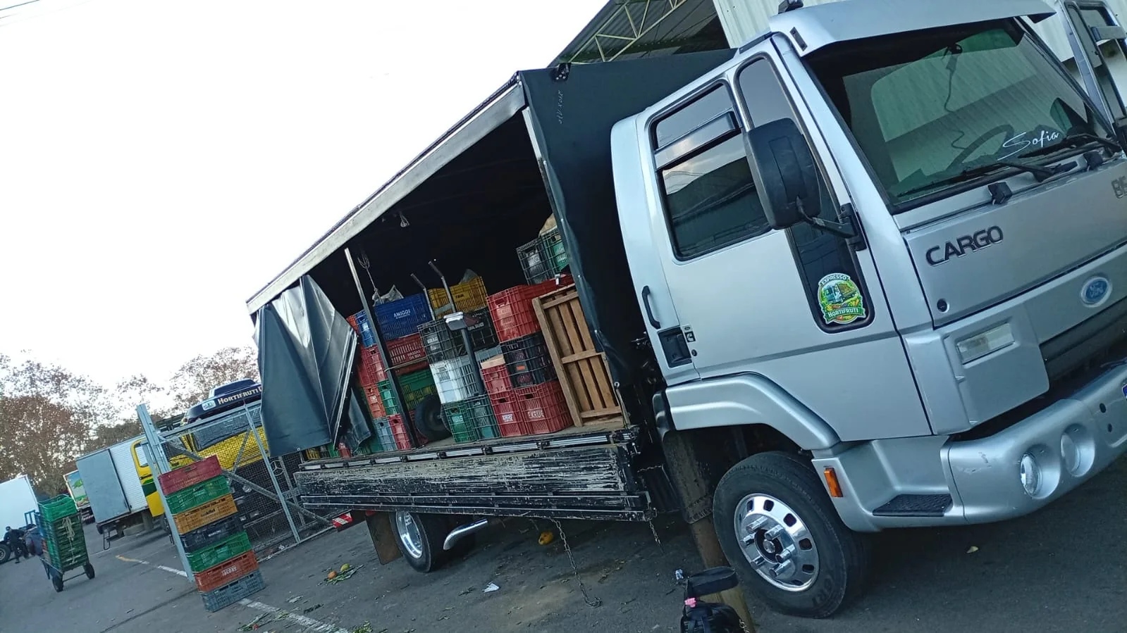 Caminhão carregado com caixas de hortifrúti