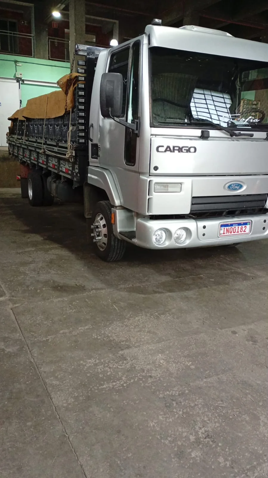 Caminhão da empresa no galpão